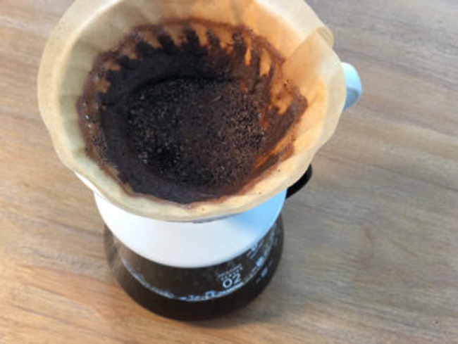 V60-ile-kahve-nasıl-demlenir-tüm-suyun-süzülmesi